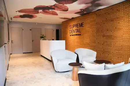 Área de recepción en Supreme Dental by Voev & Mircheva con sala de espera moderna