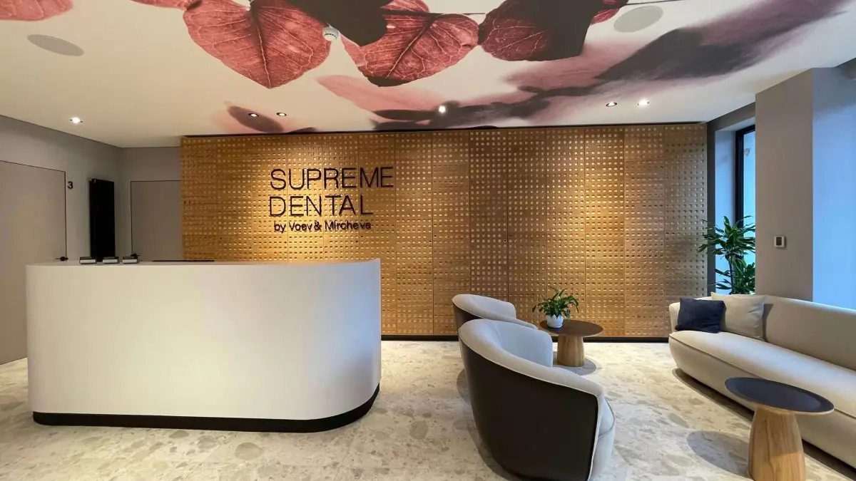 Зона ресепшн в Supreme Dental by Voev & Mircheva с современной зоной ожидания