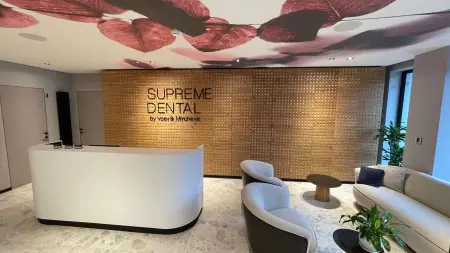 Área de recepción en Supreme Dental by Voev & Mircheva con sala de espera moderna