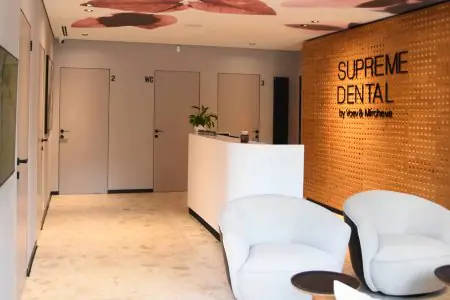Área de recepción en Supreme Dental by Voev & Mircheva con sala de espera moderna