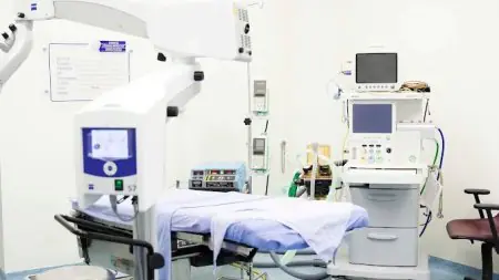 غرفة عمليات في عيادة الدكتور كارلوس جامبوا مزودة بمعدات جراحة الأنف والأذن والحنجرة المتقدمة
