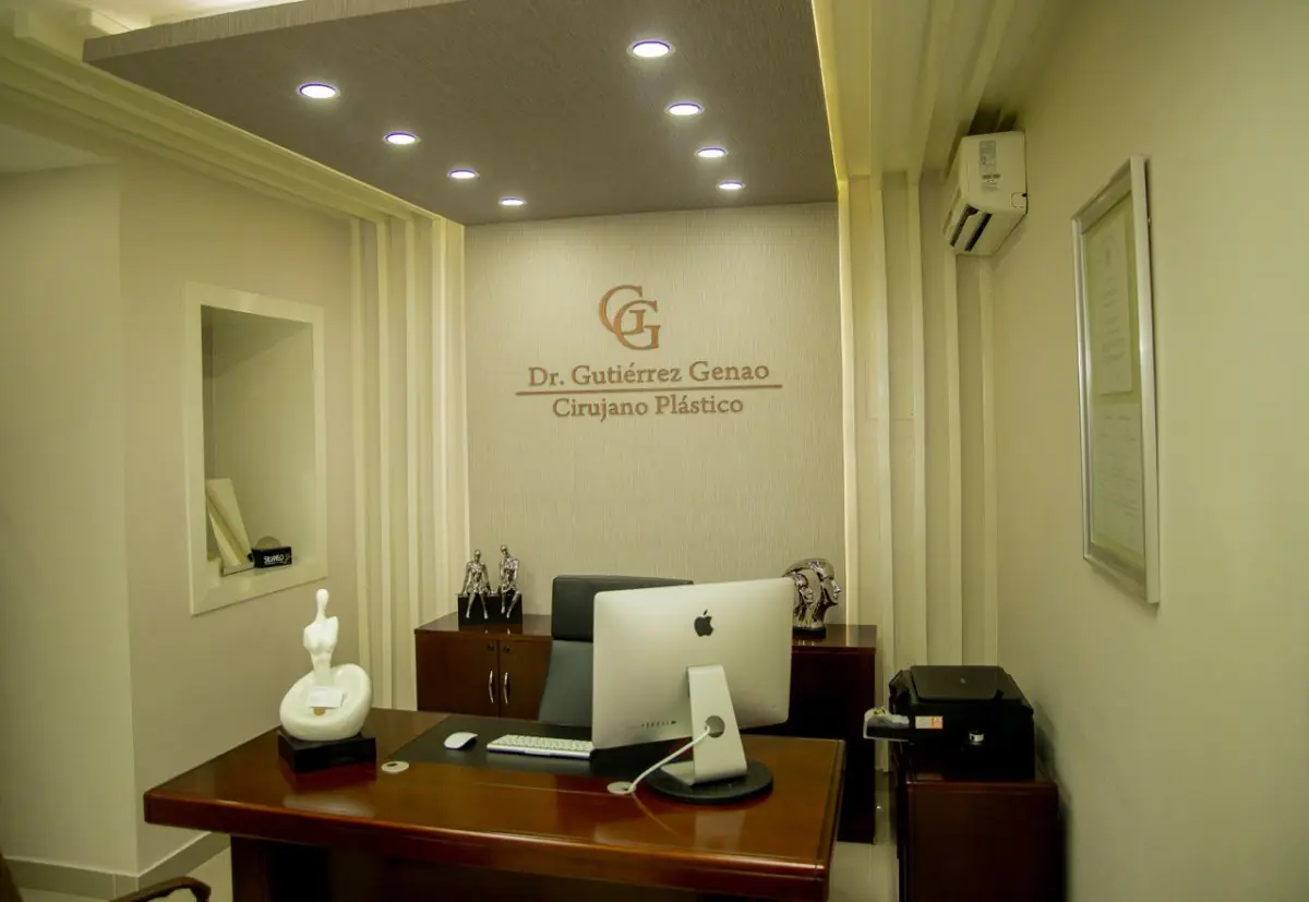 Bureau médical à la clinique Guapas RD avec décoration moderne et poste informatique