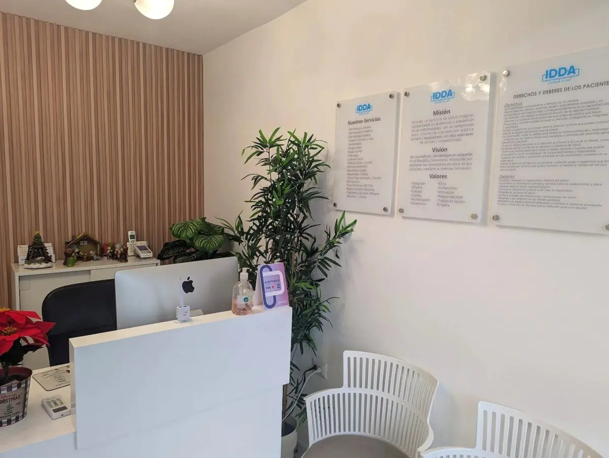 Reception area at Centro Dermatological IDDA with modern decor and patient seating