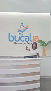 Mostrador de recepción en la clínica dental Bucalia Odontología Integral con personal
