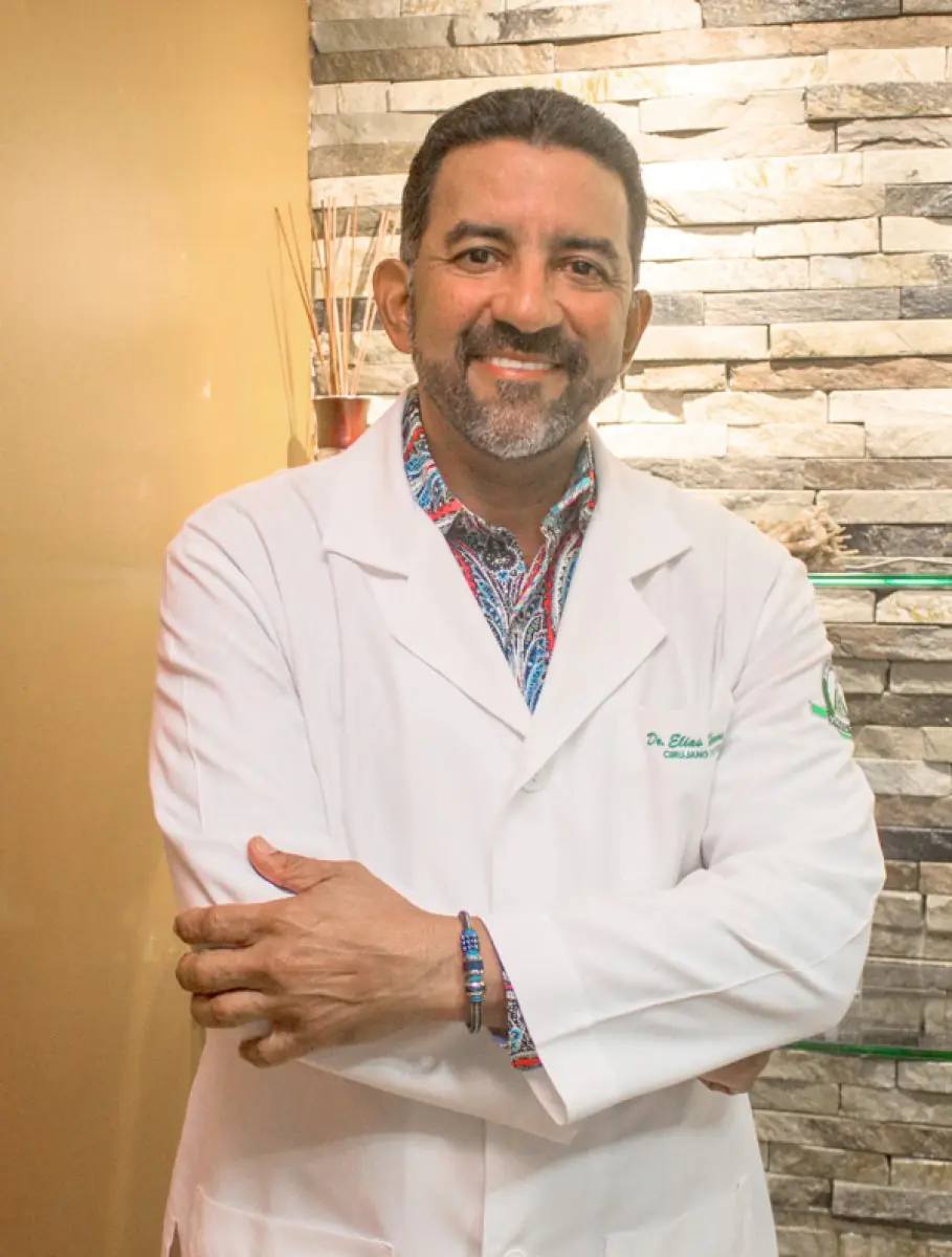 Врач в белом халате в клинике Unión doctor del Norte, современная каменная стена