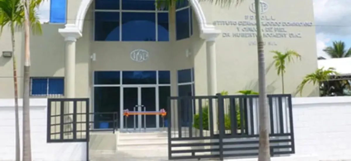 Klinikfassade des Dermatologischen Instituts und Hautchirurgie Dr. Huberto Bogaert Díaz