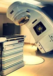 Sala de radioterapia con acelerador lineal en la clínica CDD Radioterapia