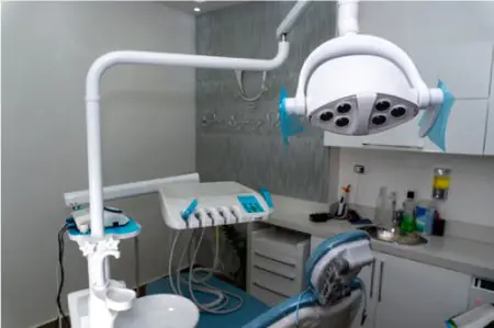 غرفة علاج أسنان بمعدات حديثة في عيادة Dental Dr. Sugeiry Morel