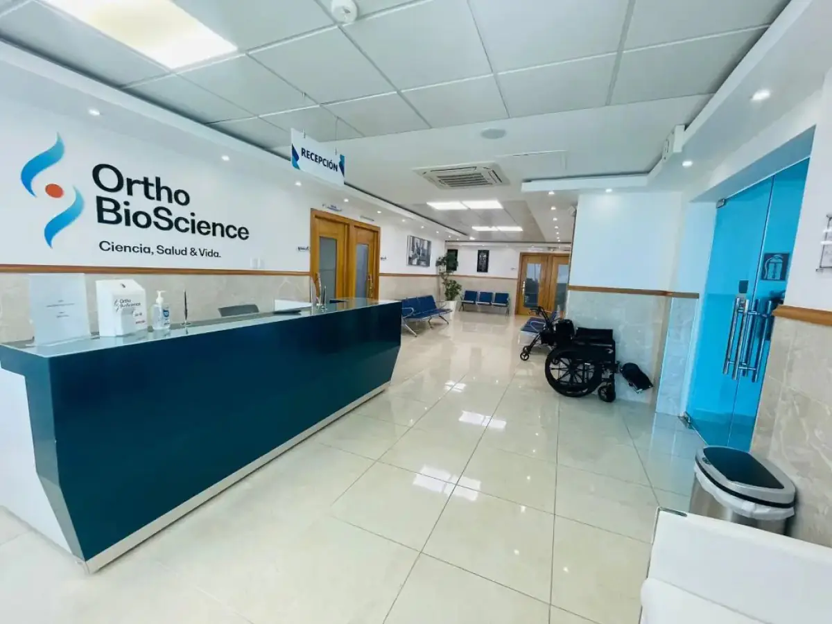 Accueil de la clinique Ortho BioScience avec sièges modernes et accès fauteuil roulant