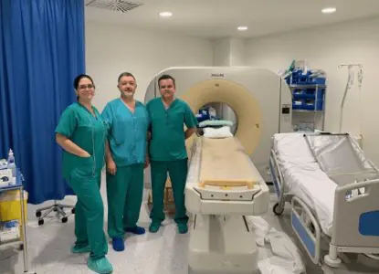 غرفة التصوير المقطعي مع الطاقم الطبي في Centro de Neurología Avanzada، إسبانيا