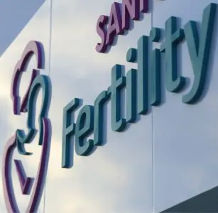 Cartel exterior de la clínica Procrear Fertility con logotipo y marca