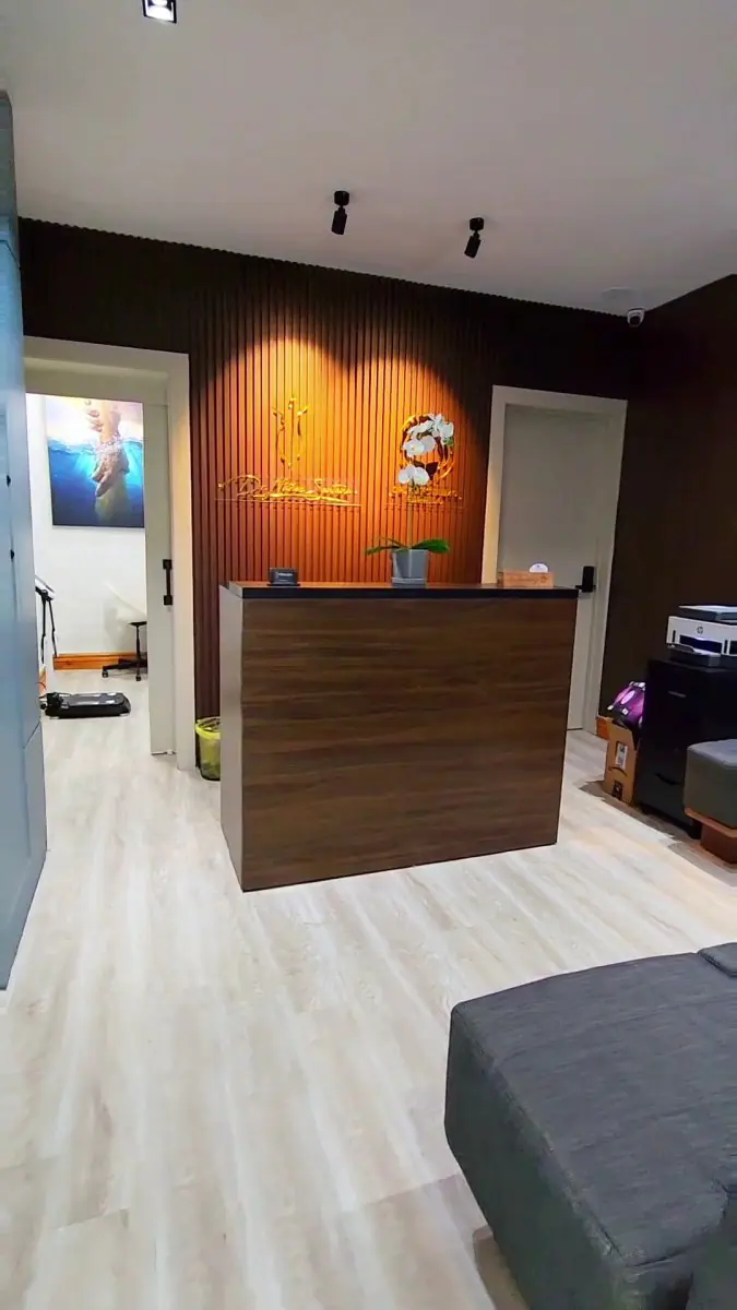 Reception area at Dr. Núñez Santana Centro de Obesidad with modern wood decor