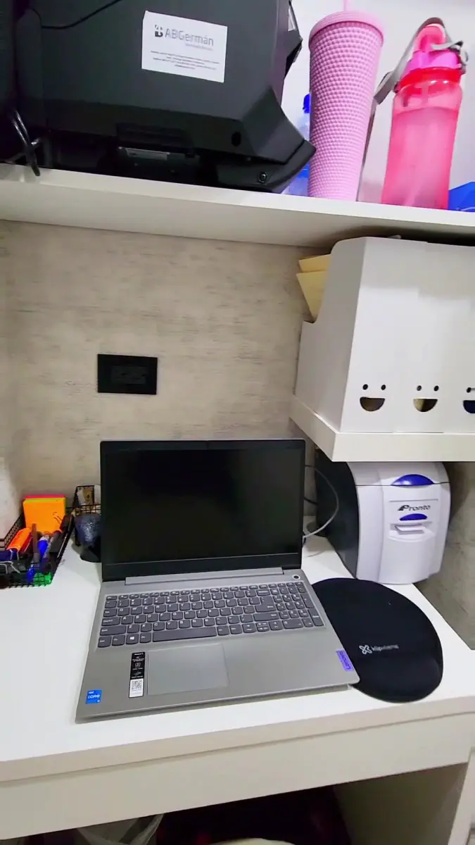 Doctor's office workspace at Dr. Núñez Santana - Centro de Obesidad with laptop and supplies