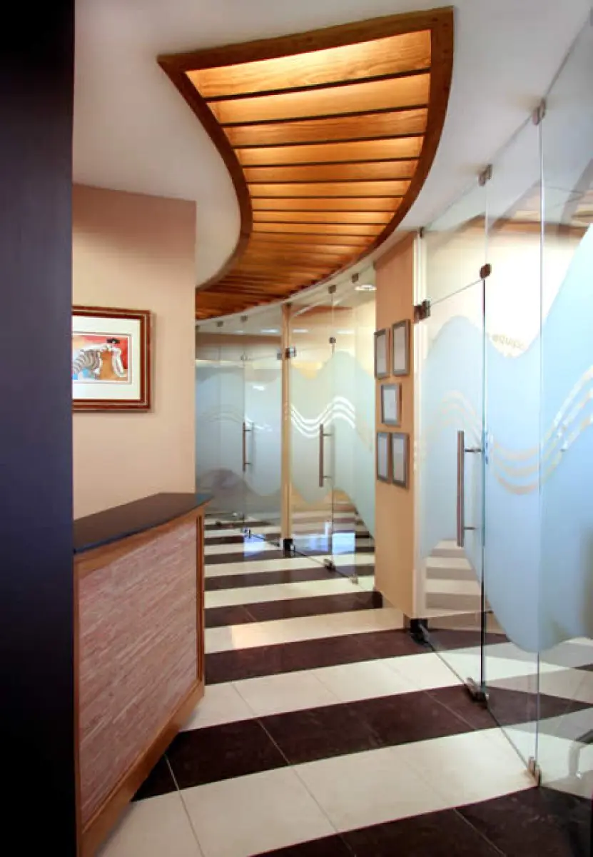 Reception area at Instituto Bariátrico Dr. Luis A. Betances with modern glass partitions