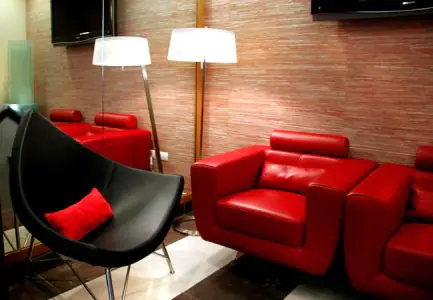 منطقة انتظار حديثة في Instituto Bariátrico Dr. Luis A. Betances بكراسي جلدية حمراء