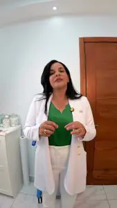 Especialista médica en sala de consultas de la clínica Rosario Bio Stetic