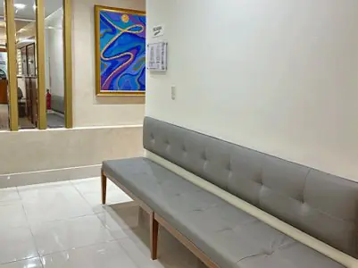 Área de espera con asientos modernos en Salutte Clinic