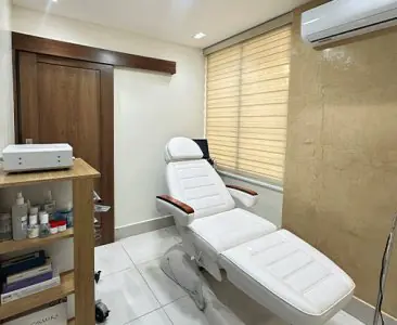 Sala de tratamiento moderna con sillón médico en Salutte Clinic