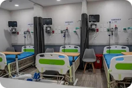 غرفة تعافي المرضى مع أسرّة حديثة في PediaClinic