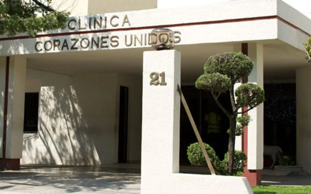 Clinic facade of Corazones Unidos with entrance and modern landscaping