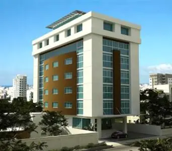 مبنى عيادة Radioclinic الحديث بواجهة زجاجية