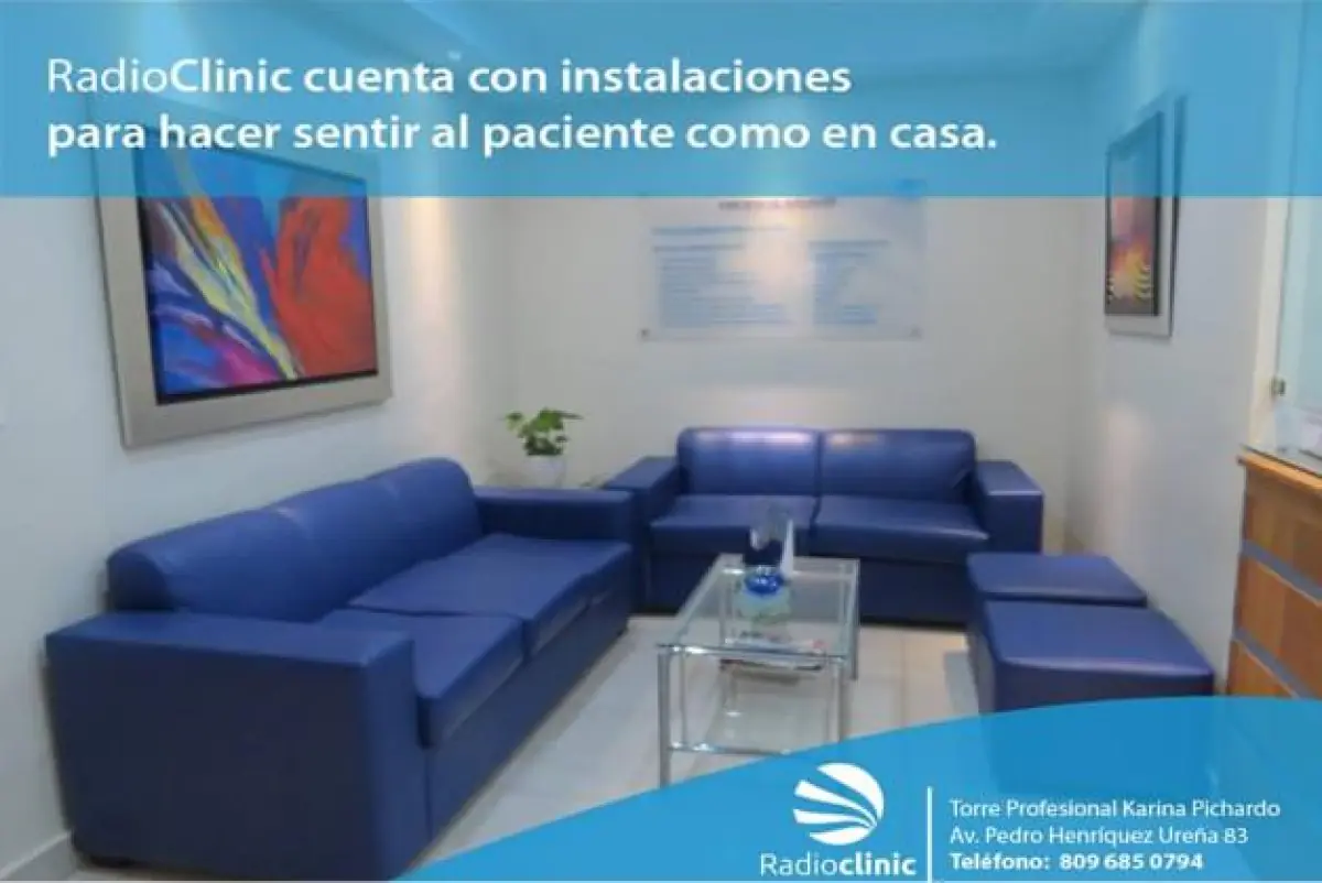 Salle d'attente à Radioclinic avec canapés bleus et décor moderne