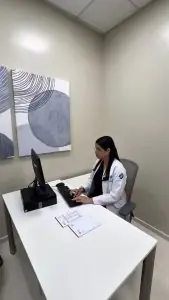 مكتب استشاري للطبيب في Radioclinic مع محطة عمل كمبيوتر حديثة