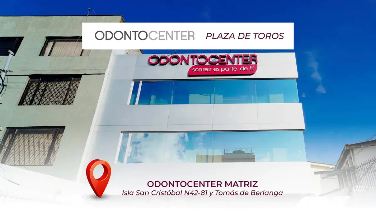 Nowoczesna fasada kliniki OdontoCenter w Plaza de Toros, Isla San Cristóbal, Ekwador