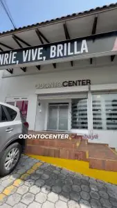 Entrada exterior de la clínica OdontoCenter con zona de aparcamiento