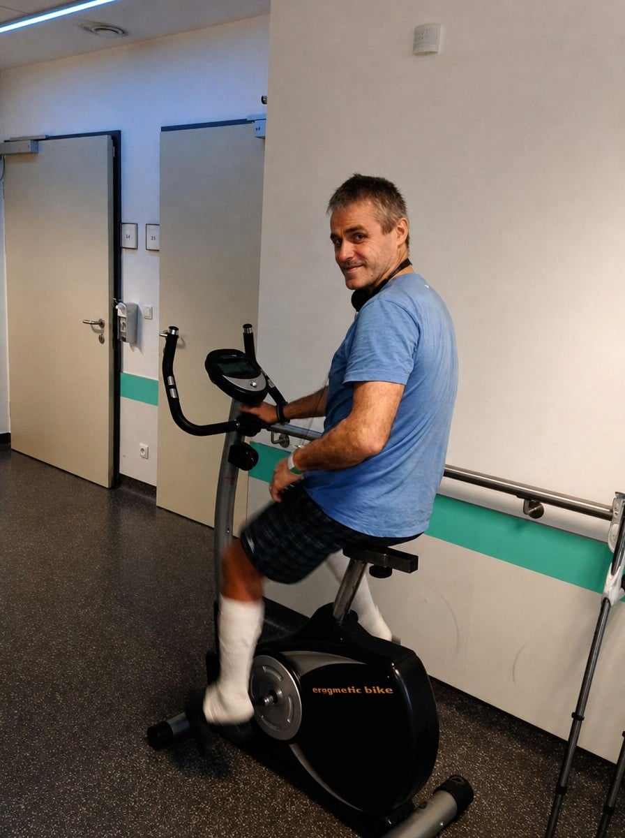 Rehabilitación de reemplazo de cadera en Malvazinky, paciente en bicicleta tras cirugía