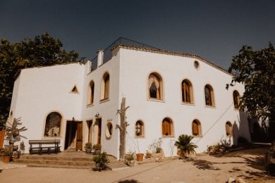 Außenansicht des Alaya Retreat Centre, ruhige Umgebung für Yoga-Retreats und Wellness