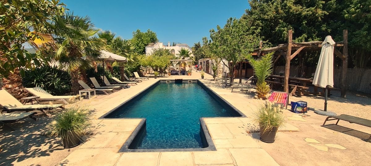منطقة مسبح للاسترخاء في Alaya Retreat Centre لبرامج اليوغا والعافية