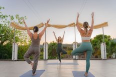 Yoga-Retreat-Session im Alaya Retreat Centre, Gruppenübung im Freien für Wohlbefinden