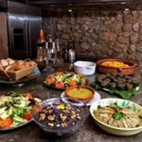 Gesunde vegetarische Mahlzeiten im Alaya Retreat Centre während Yoga-Retreats