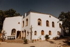Вид снаружи Alaya Retreat Centre – здание клиники для детокс-ретрита и оздоровления