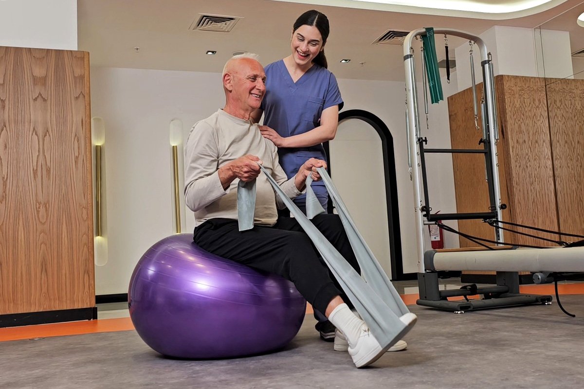 جلسة علاج طبيعي في Cosmos Clinic & Rehabilitation Center، نتيجة تمارين المريض المسن