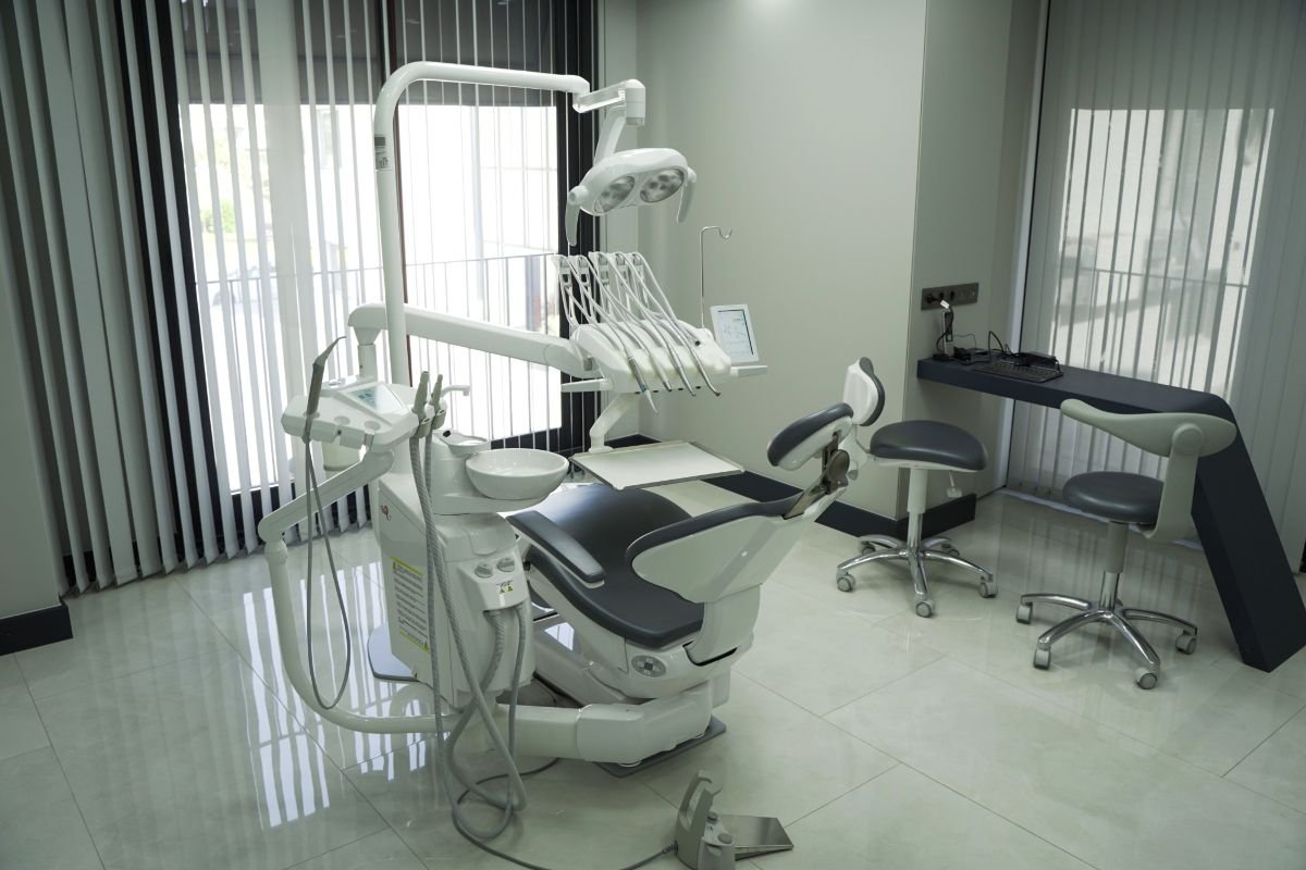 Modern dental treatment room at Nifa Dent International equipped for implant procedures