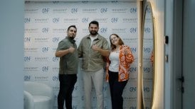 Счастливый пациент с командой Nifa Dent после установки циркониевого моста, результат