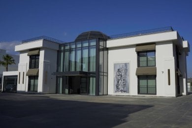 Современный фасад клиники Nifa Dent International, стоматологический центр в Турции