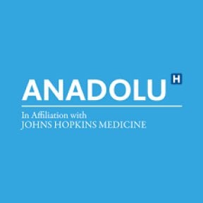 Логотип Anadolu Medical Center, афілійований з Johns Hopkins Medicine, синій фон