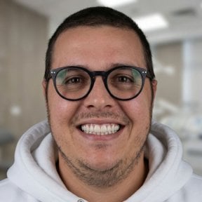 Lächeln nach All-on-6 Zahnimplantaten bei Excelentis Dental Center