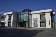 Сучасний фасад клініки Nifa Dent International, центр стоматологічного туризму в Туреччині