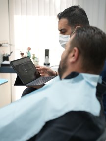 Consultation pour implant dentaire chez Nifa Dent International, revue du plan de traitement