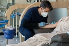 Процедура терапії стовбуровими клітинами в Aura Regenerative Center, пацієнт отримує лікування