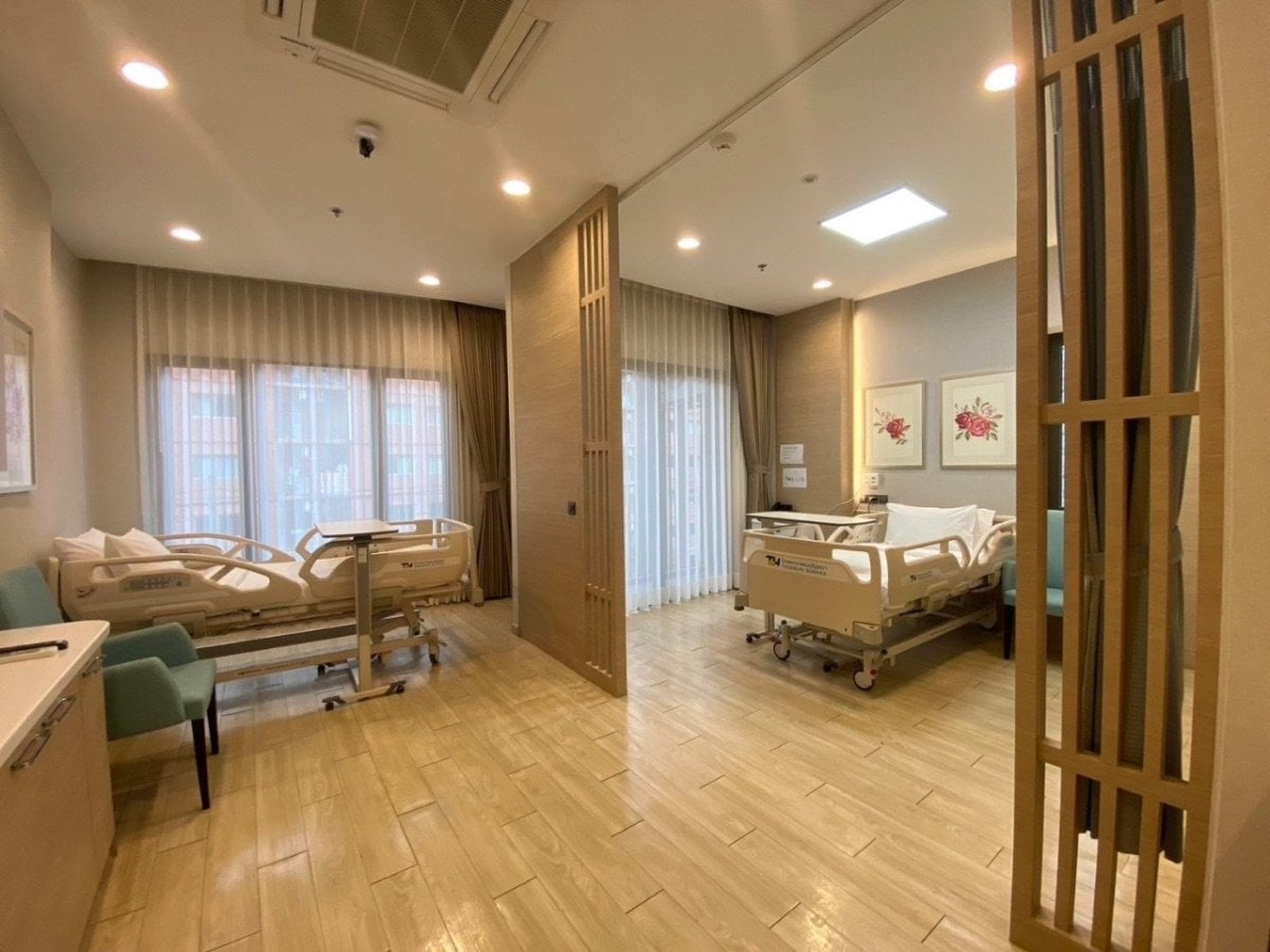 Habitación moderna de recuperación en Sanpiti Rehabilitation Center para rehabilitación neurológica