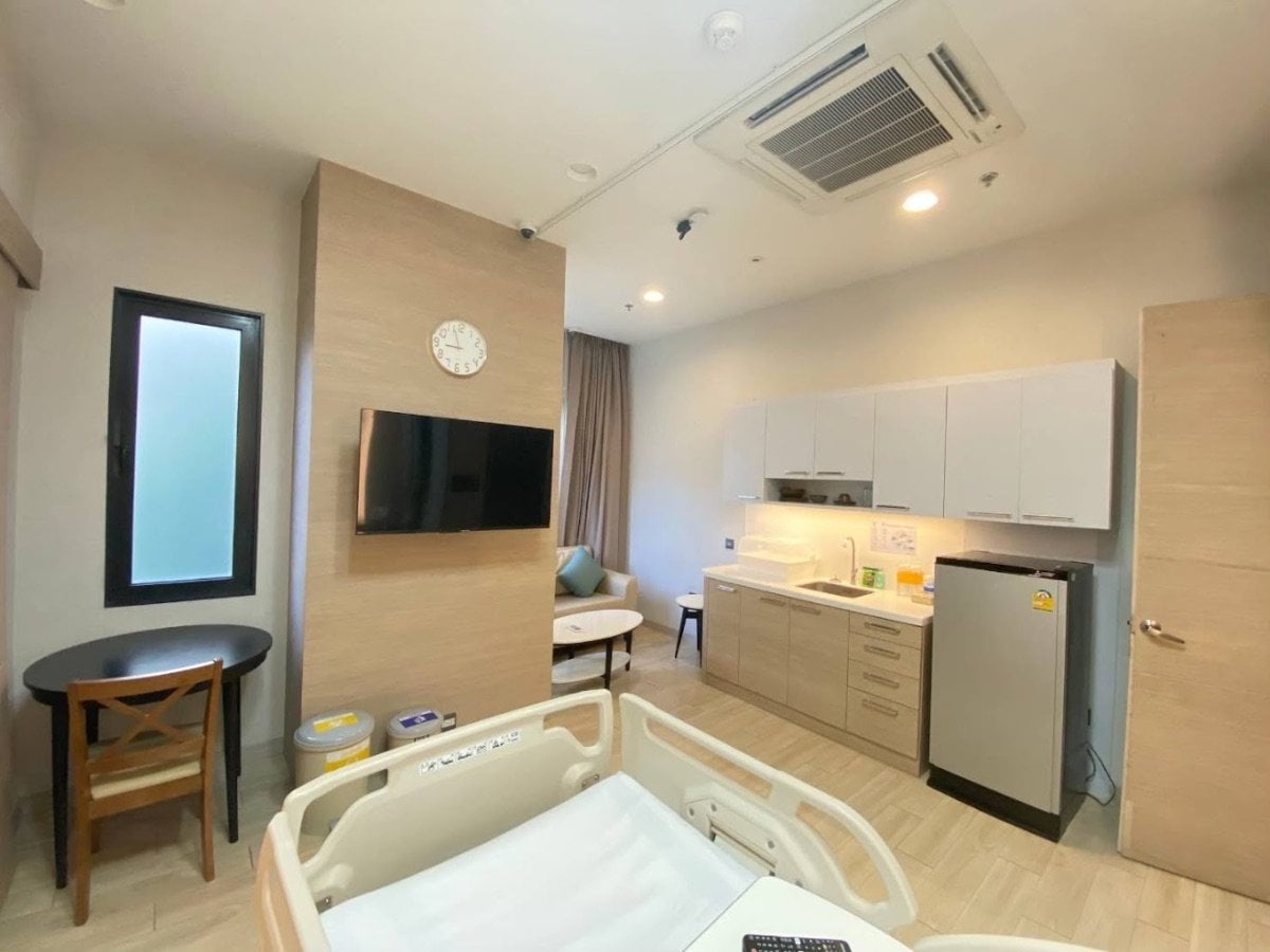 Habitación moderna para pacientes en Sanpiti Rehabilitation Center para rehabilitación neurológica