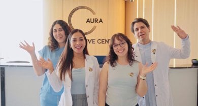 Медицинская команда Aura Regenerative Center приветствует пациентов на терапию стволовыми клетками