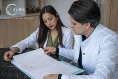 Médecins examinant un plan de thérapie cellulaire à Aura Regenerative Center en consultation