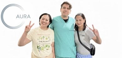 Счастливые пациенты с врачом после терапии стволовыми клетками в Aura Regenerative Center