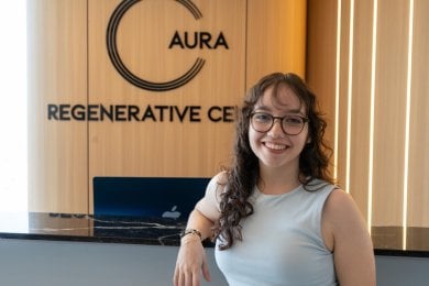 Зона ресепшн Aura Regenerative Center, приветливый персонал для пациентов терапии стволовыми клетками
